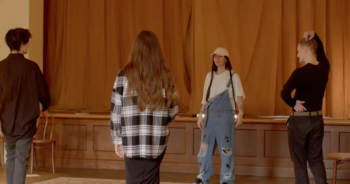 Lidé hrající divadlo.