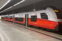 vlak stojící na stanici v kolejišti