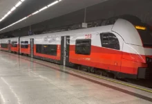vlak stojící na stanici v kolejišti