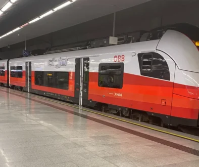 vlak stojící na stanici v kolejišti