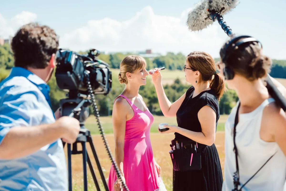 Úprava herečky před natáčením.