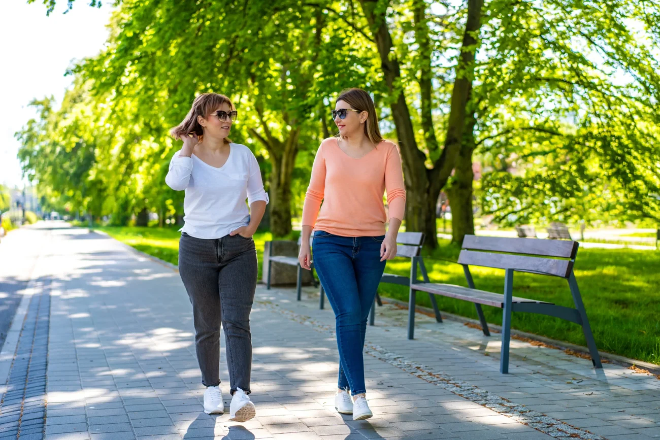Zlepšit náladu může i krátká procházka. Zdroj: Shutterstock | TVGURU.cz Dvě ženy na procházce.