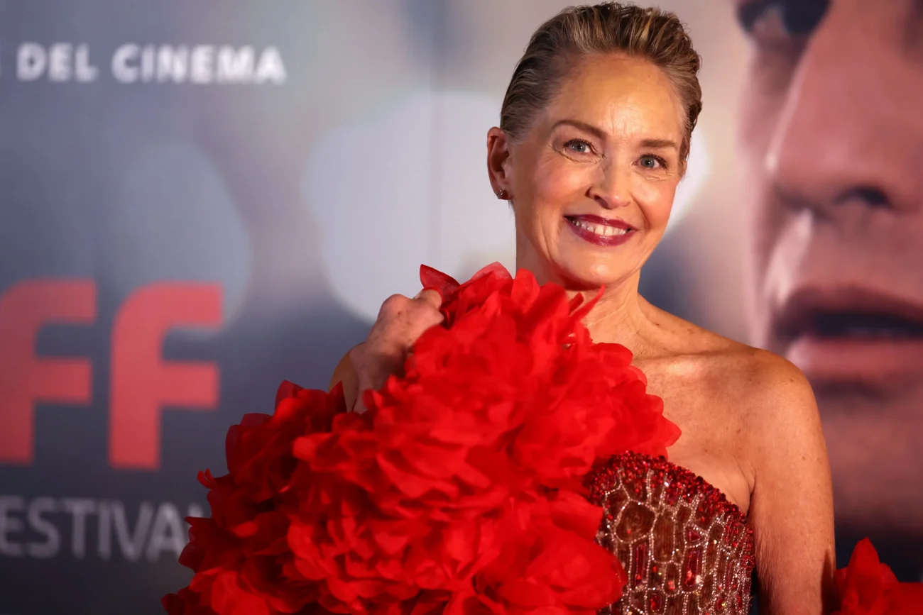 Sharon Stone byla v minulosti považovaná za arogantní. Zdroj: Shutterstock | TVGURU.cz Sharone Stone v červených šatech.