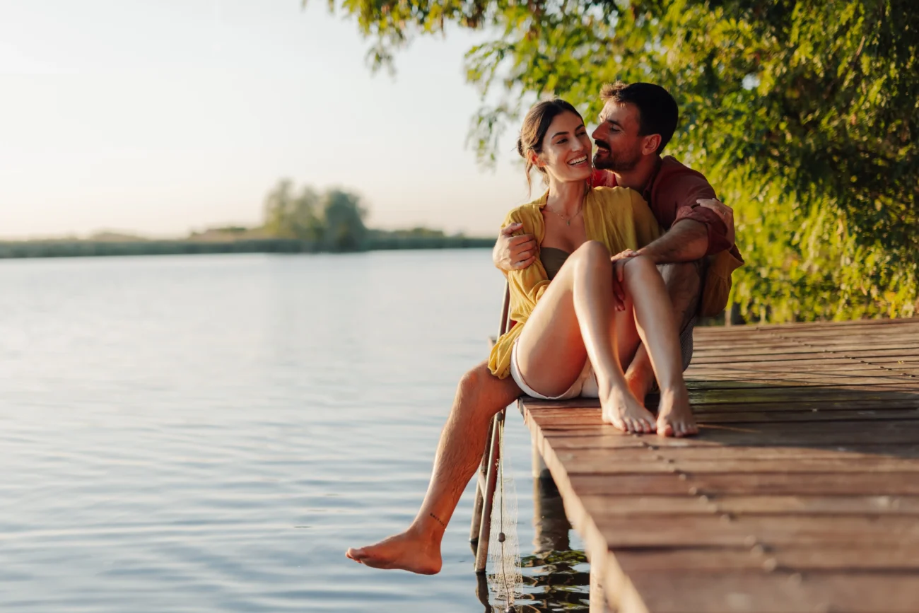 Tato dvě znamení ještě stihnou prožít zamilované léto. Zdroj: Shutterstock | TVGURU.cz Zamilovaný pár u rybníka.