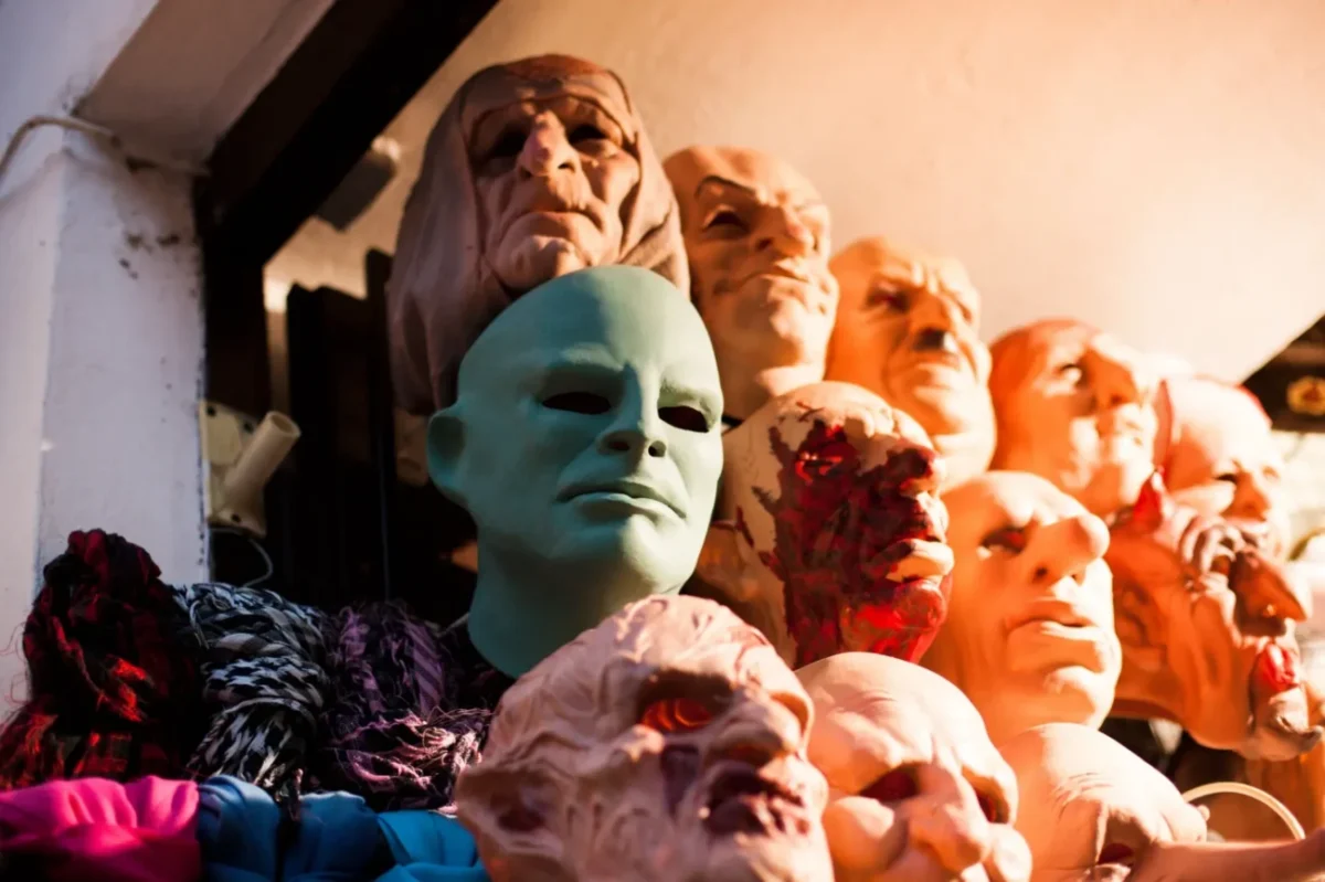 maska Fantomase mezi dalšími humornými maskami v obchodě v Praze