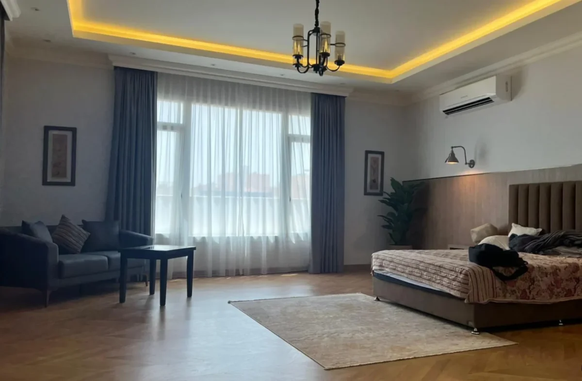 ložnice interiér s šedou barvou na stěnách