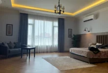 ložnice interiér s šedou barvou na stěnách