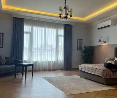 ložnice interiér s šedou barvou na stěnách