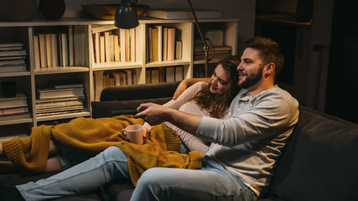 pár sleduje film