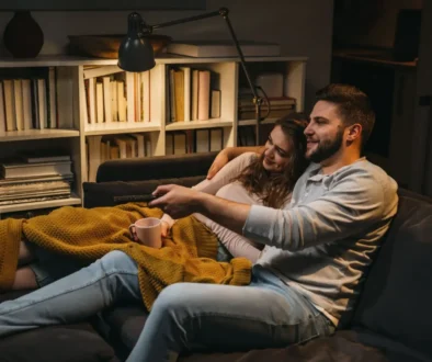 pár sleduje film