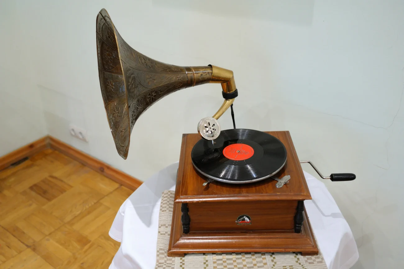 shutterstock_1267887973-min | TVGURU.cz gramofon