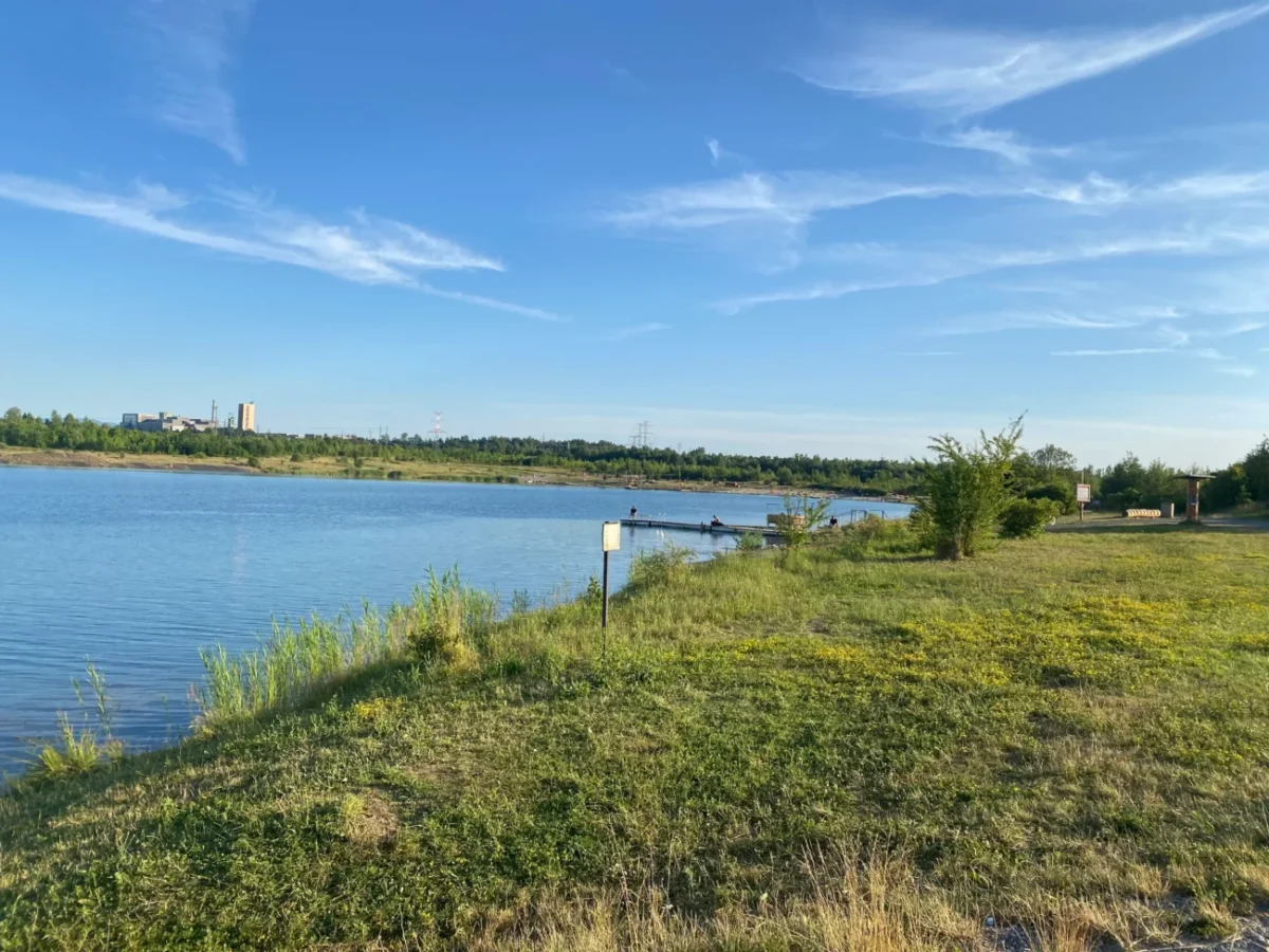 letní den u vody s pohledem na karvinské moře