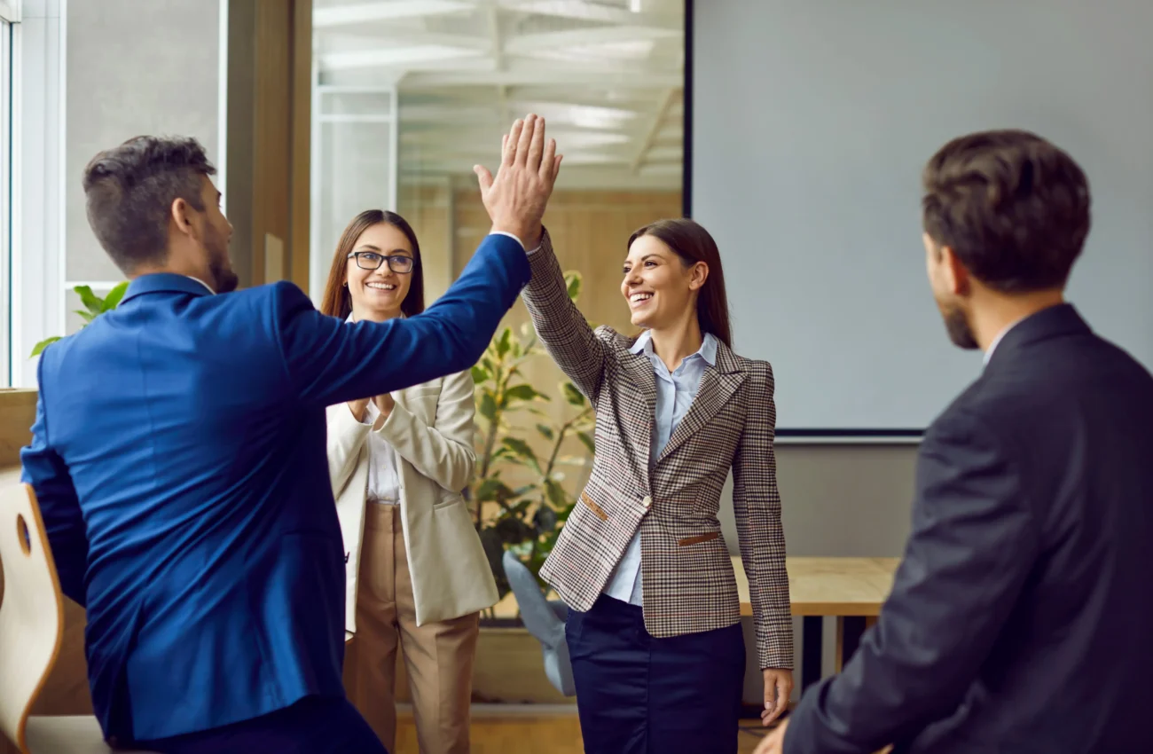 Úspěch lze zažít v osobním životě i v práci. Zdroj: Shutterstock | TVGURU.cz Úspěšný pracovní tým.
