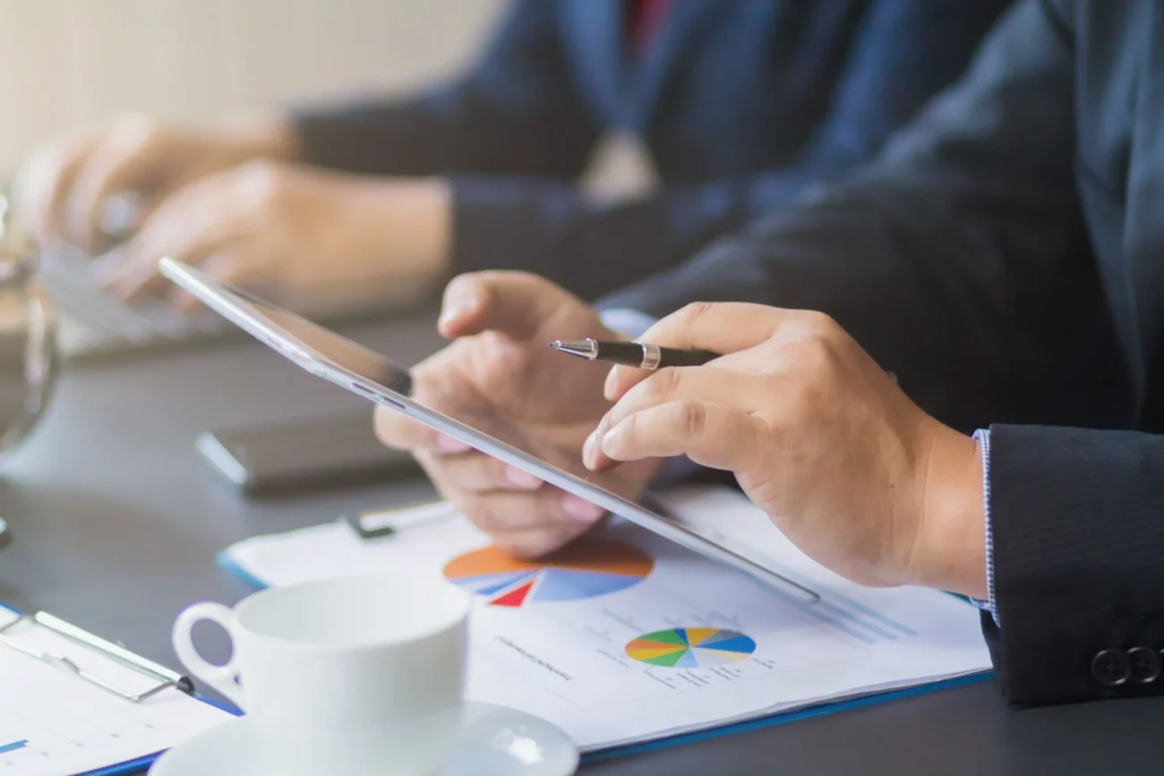 Když už peníze získáte, vhodně s nimi naložte. Zdroj: Shutterstock | TVGURU.cz Ruce člověka počítající investice.