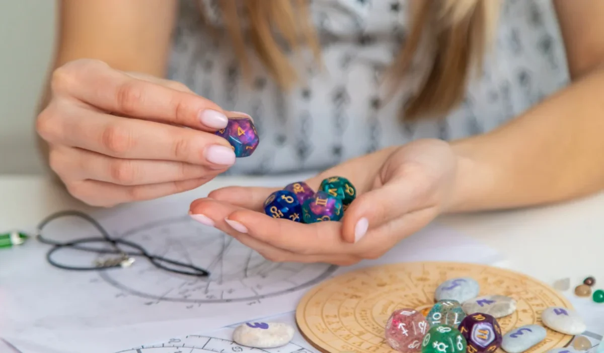 Ruce ženy připravující horoskop.