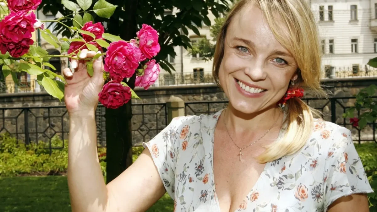česká herečka Veronika Jeníková se usmívá u rozkvetlých květin