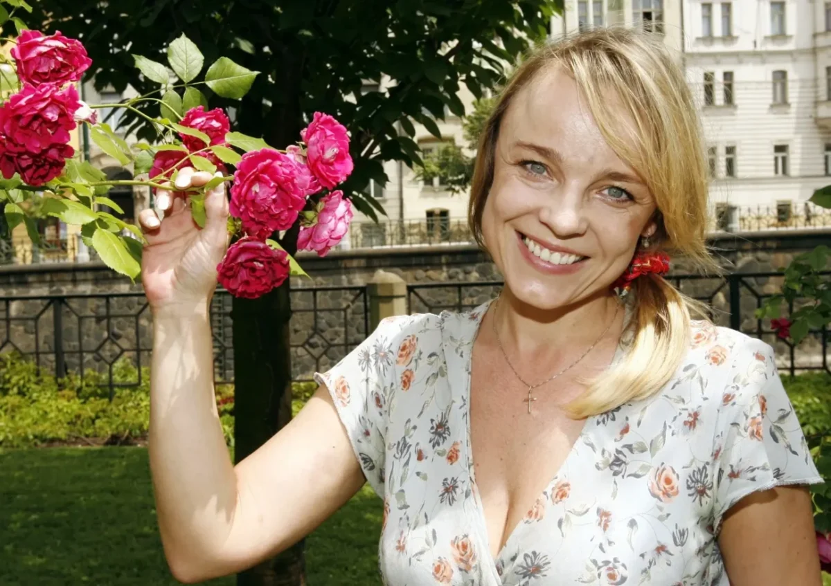 česká herečka Veronika Jeníková se usmívá u rozkvetlých květin