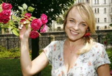 česká herečka Veronika Jeníková se usmívá u rozkvetlých květin
