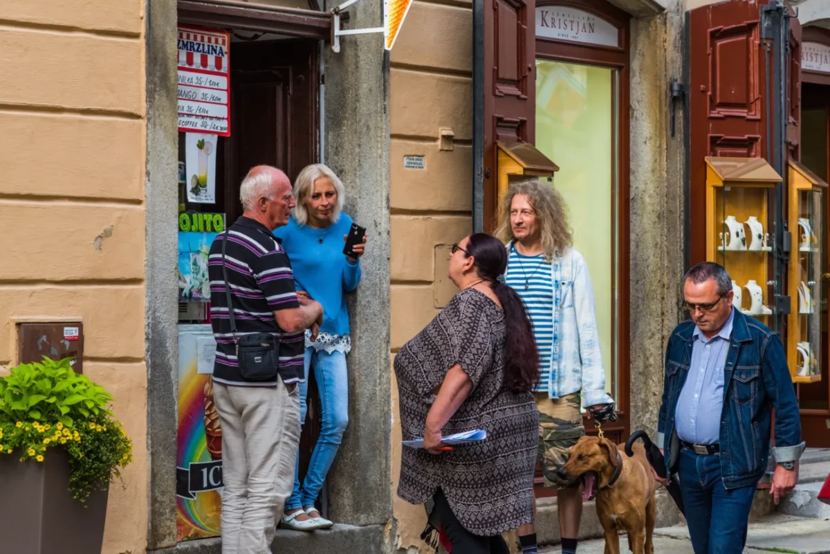 Lidé debatují na ulici.