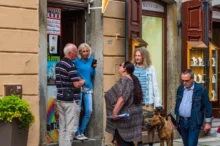 Lidé debatují na ulici.