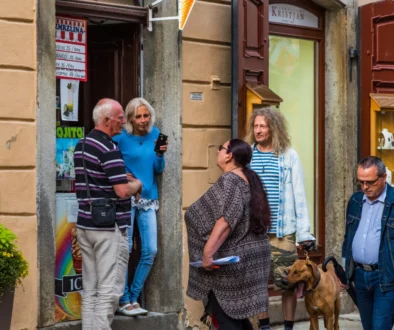 Lidé debatují na ulici.