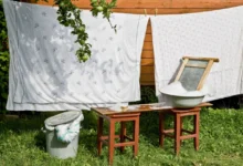 retro povlečení, které se suší na zahradě, vedle něj je valcha
