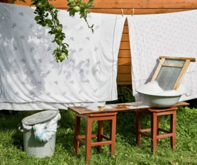 retro povlečení, které se suší na zahradě, vedle něj je valcha