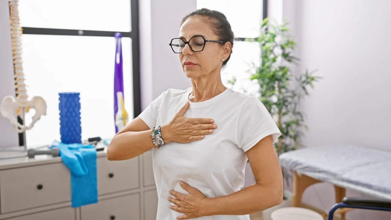 shutterstock_2486797155-min | TVGURU.cz žena se zavřenýma očima s rukou na prsou