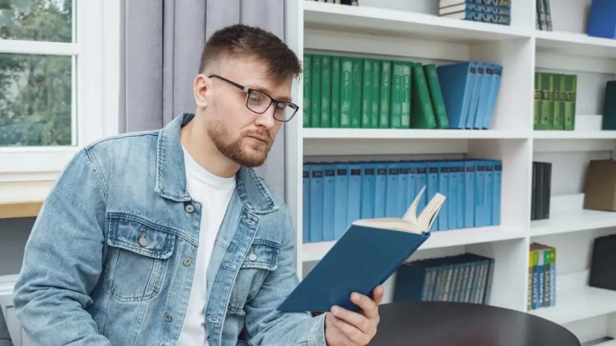 muž čte knihu