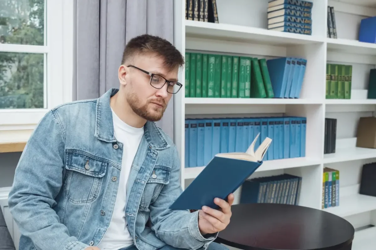 muž čte knihu