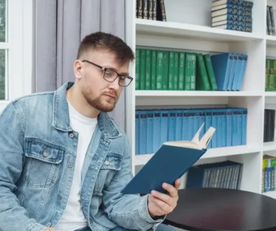muž čte knihu