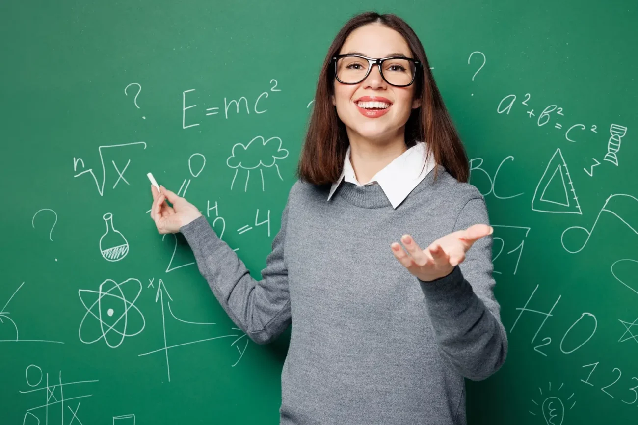Vysoce inteligentní lidé mají jiné myšlení Shutterstock | TVGURU.cz dívka stojí u tabule s příkladem