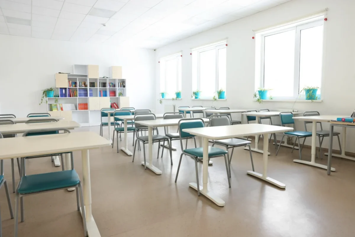 Prázdná třída ZŠ.