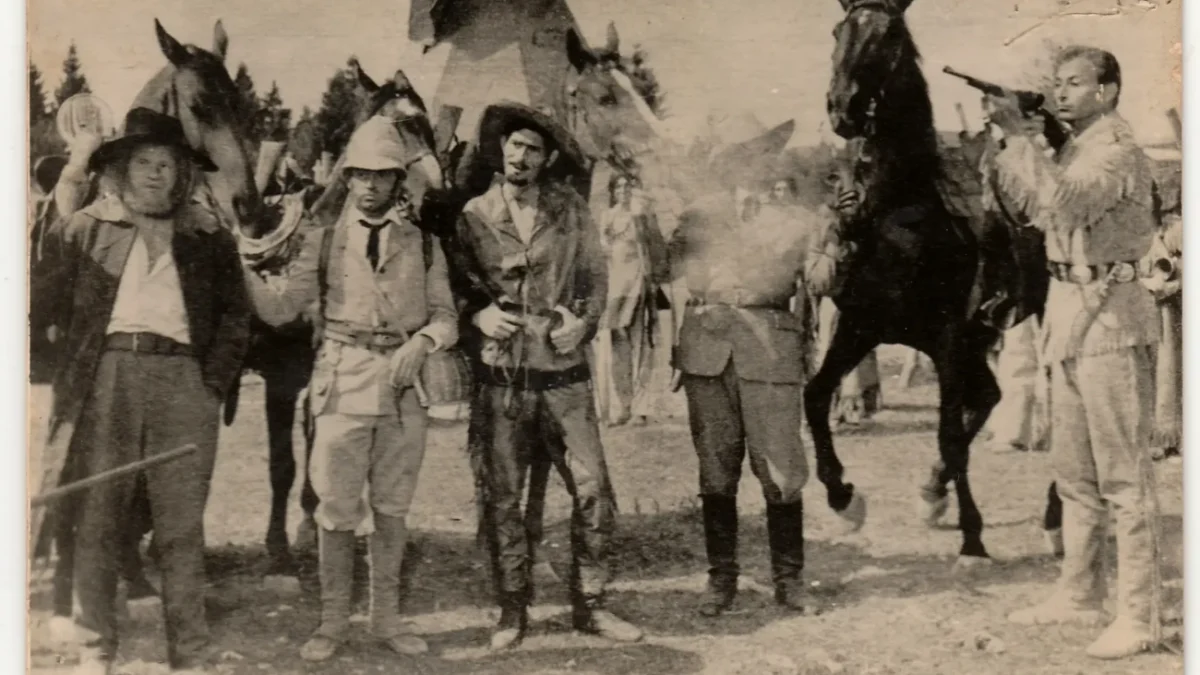 Černobílá fotografie western.