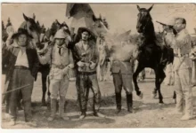 Černobílá fotografie western.