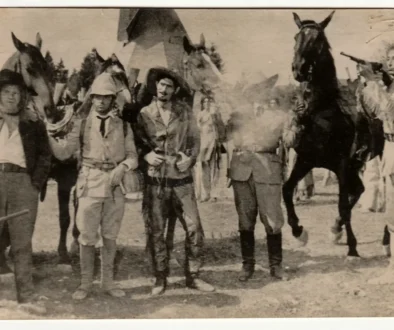 Černobílá fotografie western.