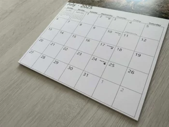 kalendář na stole