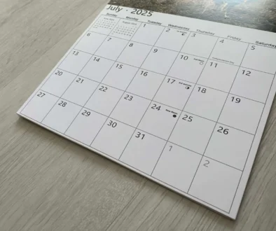 kalendář na stole