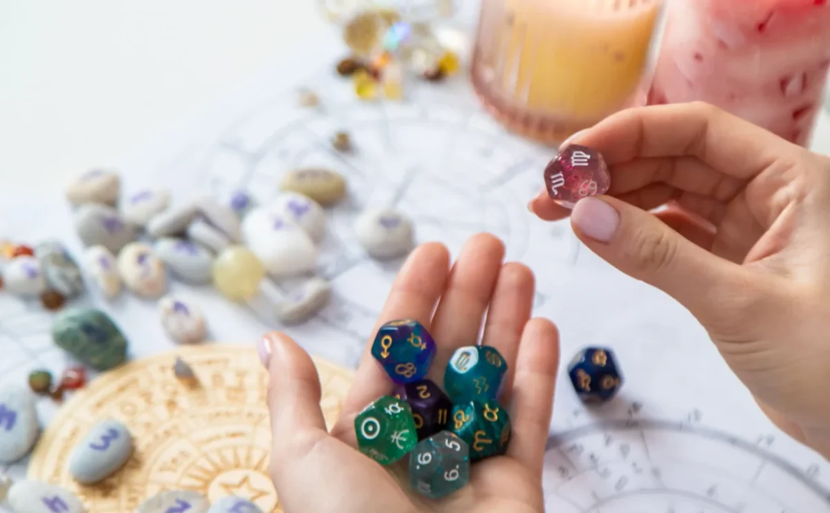 Žena drží numerologické kostky.