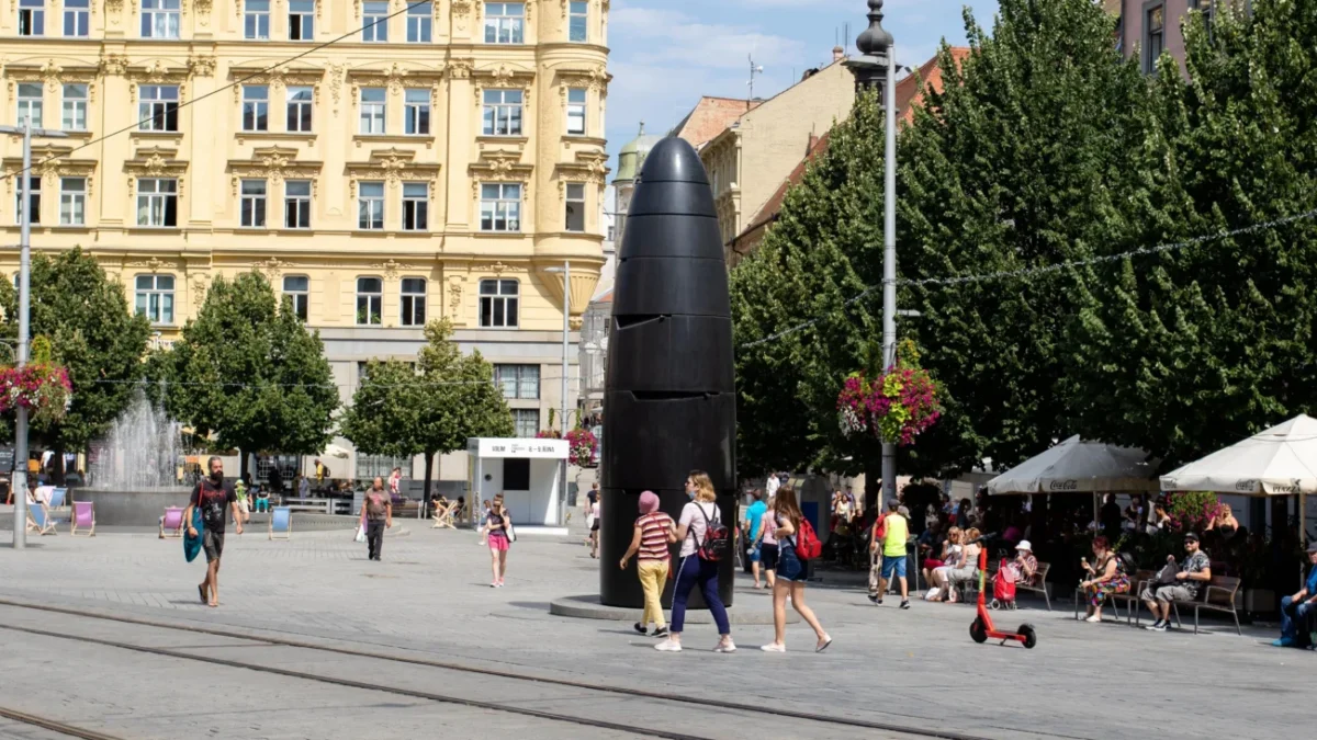 koleje před budovou
