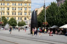 koleje před budovou