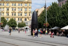 koleje před budovou