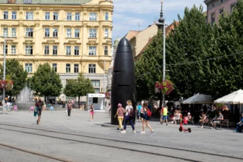 koleje před budovou