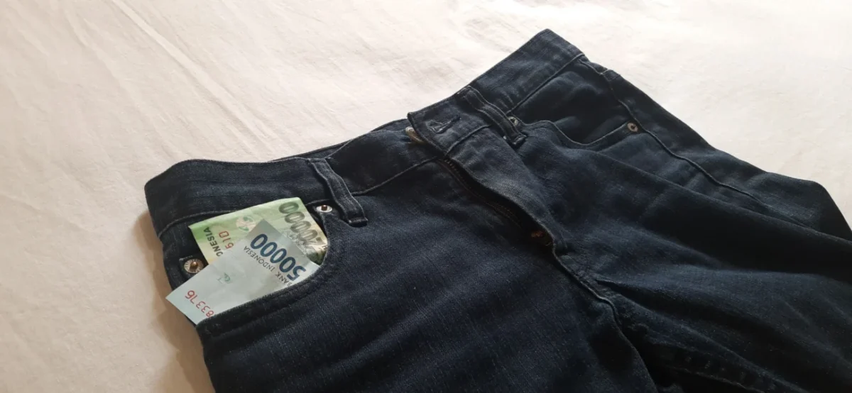 kalhoty s penězi v kapse
