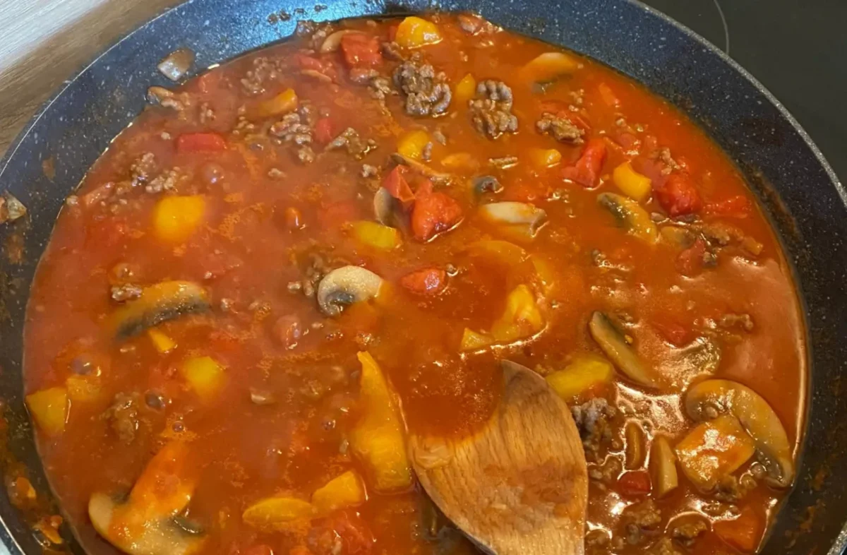 vaření omáčky v hrnci doma