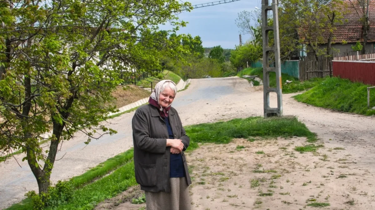 Babička stojící na trávě.