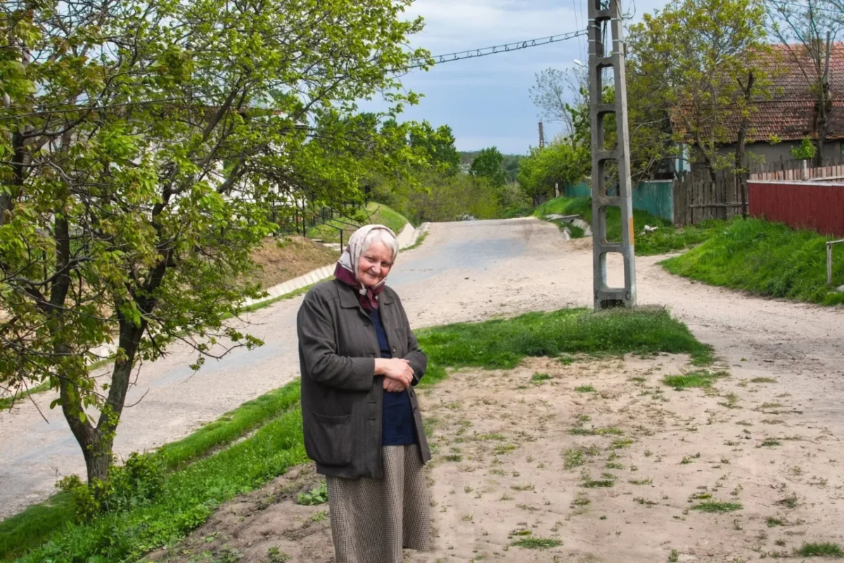 Babička stojící na trávě.