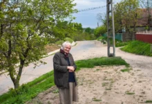 Babička stojící na trávě.
