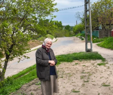 Babička stojící na trávě.