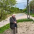Babička stojící na trávě.